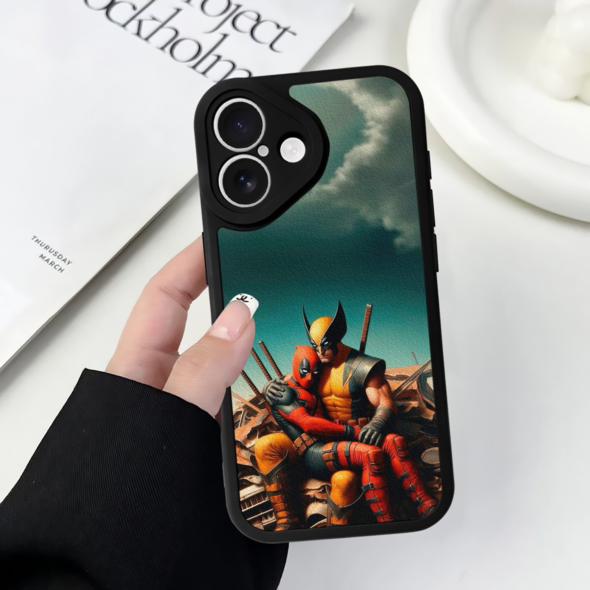 （画像用） Deadpool デッドプール 【iPhone 16シリーズ対応】シリコンスマホケース（レザー調） 材質：シリコン
